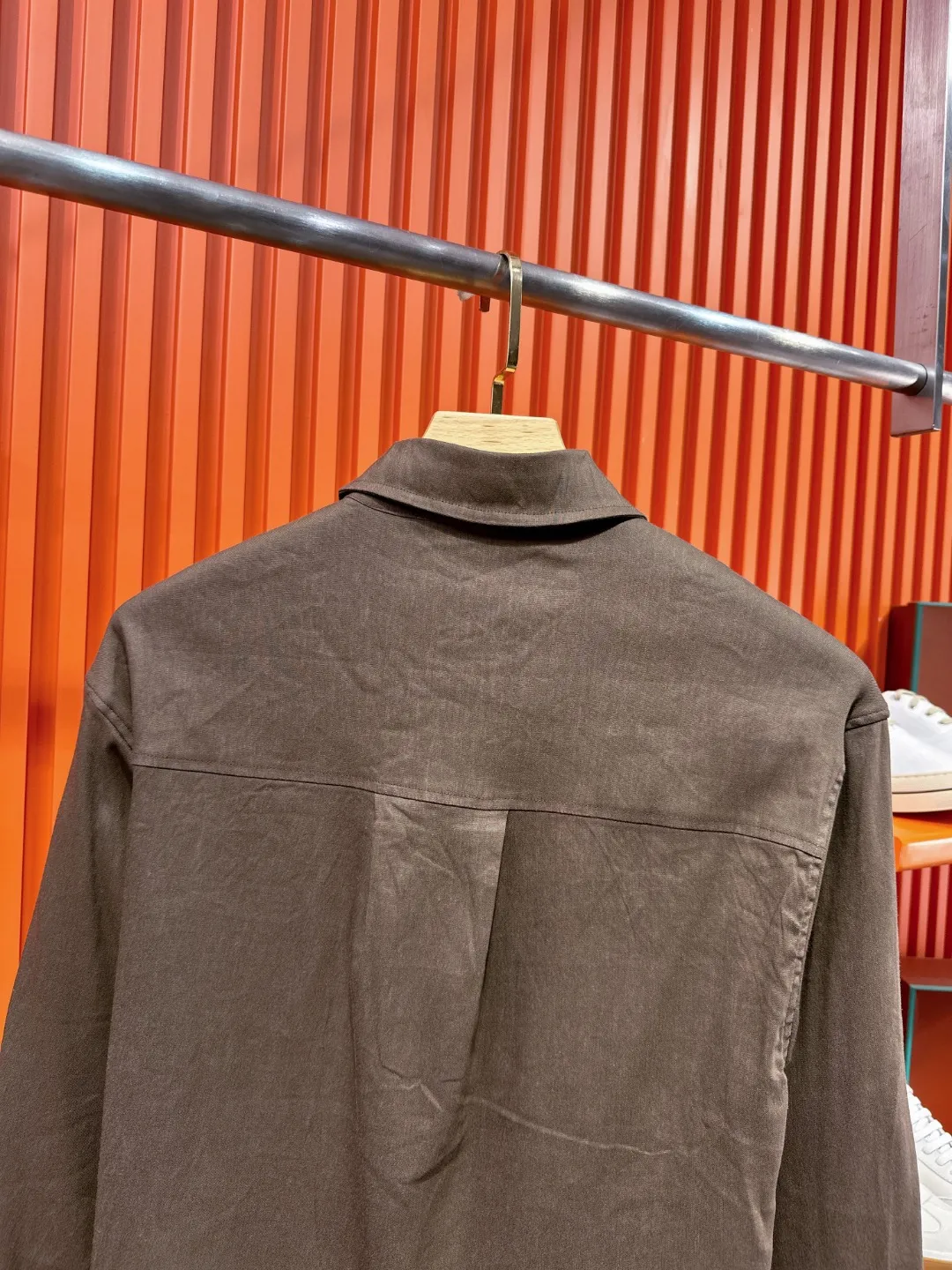 BRUNELLO CUCINELLI Brunello Cucinelli BC Bc slightly wide version M-XXL (the suit does not come apart, 💯Tencel linen) 26SS Brunello Cucinelli autumn and winter models are hotly shipped｜Exclusive customization Official website counter Same Style BC🌟Casual suit·Old money style Middle Eastern Tencel linen fabric The top shirt 👔 has a small lion and ball micro badge on the chest 🪡 embroidery, the pants 👖 a small lion and ball micro emblem 🪡 embroidery are made of 100% 💯 Tencel linen, soft to the touch and not easy to deform, with anti-pilling technology, the upper body is extremely comfortable, solid color lapel shirt 👔 pants 👖, solid color ribbed edges full of details. The simple version is not flattering to the body shape, and the original fabrics are standard. The skin-friendly and breathable texture is suitable for all daily scenes. It can be switched between commuting and leisure with one click. It shows high-end taste in a low-key manner, and provides comfort and style throughout autumn and winter. The inner hemming is evenly and meticulously routed, and the texture and texture are super soft. It is very light and soft, and feels extremely delicate and silky. The finer the yarn, the harder it is to work, and it is very time-consuming and material-consuming. It is a super rare product. The particularity of the fabric of each piece of clothing makes it silky soft and smooth. The unique embroidery pattern on the chest, you can feel its softness and smoothness when it comes into contact with the skin! The overall design is simple and grand, continuing Classic. The calm and elegant Classic color scheme naturally exudes a casual, elegant and sophisticated style, highlighting the style of a major manufacturer. Fabric, quite wide and comfortable. Delicate, easy to wear, dry, breathable and non-stick. The texture is light and there is no pressure on the upper body, as if it can breathe. Whether it is wiring, cutting or hardware configuration, it is the highest level of craftsmanship. Every detail is meticulous and quite elegant! The minimalist style structure is grand, natural, and highly recognizable. The upper body will never go wrong with the matching performance, and there is no doubt about it! Color: Linen Coffee Brown Size: M-3XL Size chart: Top size chart: M: Shoulder width 52-Bust 54-Length 69 L: Shoulder width 54-Bust 56-Length 71 XL: Shoulder width 56-Bust 58-Length 73 XXL: Shoulder width 58-Bust 60-Length 75 3XL: Shoulder width 60 - Bust 62 - Length 77 Pants size chart: M: Seat circumference 107 - Waist circumference 78 - Pants length 103 L: Seat circumference 111 - Waist circumference 82 - Pants length 105 Sitting circumference 123 - waist circumference 94 - pants length 111